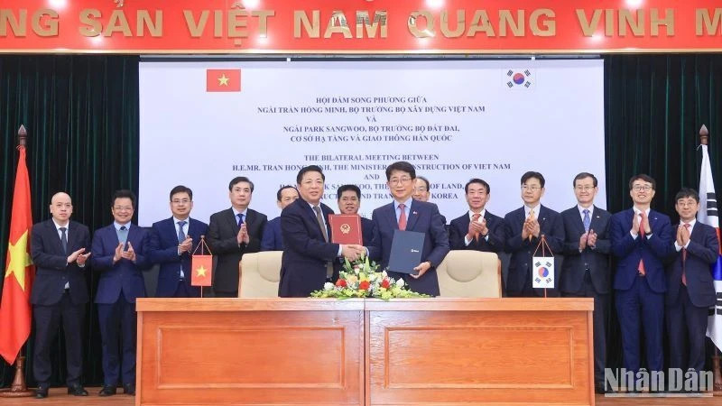  At the forum, Vietnam and RoK agreed to actively discuss and more effectively implement cooperation agreements, contributing to strengthening the Comprehensive Strategic Partnership between the two countries. (Photo: NDO)