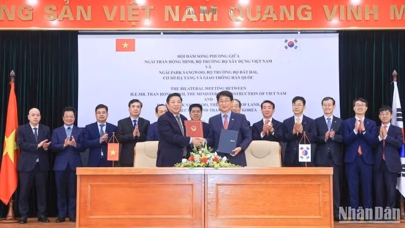  At the forum, Vietnam and RoK agreed to actively discuss and more effectively implement cooperation agreements, contributing to strengthening the Comprehensive Strategic Partnership between the two countries. (Photo: NDO)