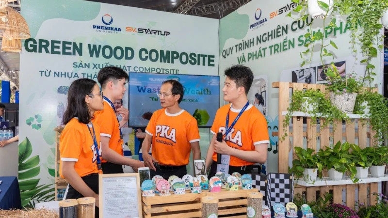 Dr. Dang Viet Quang and students carried out the project titled "Production of composite materials from recycled plastic and agricultural waste" at the National Startup Festival for students in 2025. (Photo: nhandan.vn)