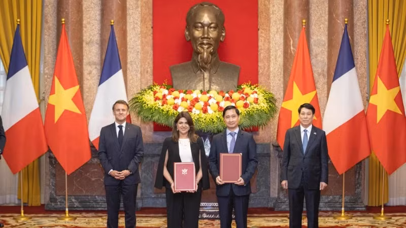 The agreement was formally handed over by Ngo Chi Dung, General Director and Chairman of the Board of VNVC, and Zainab Sadat Qayyum, President of Sanofi Southeast Asia–India, at a ceremony in the presence of Vietnamese President Luong Cuong and French President Emmanuel Macron. (Photo: nhandan.vn)
