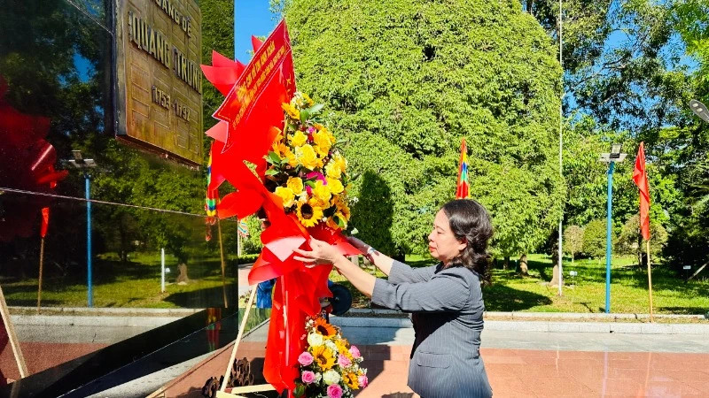 The Vice President offers flowers at the Quang Trung Museum.