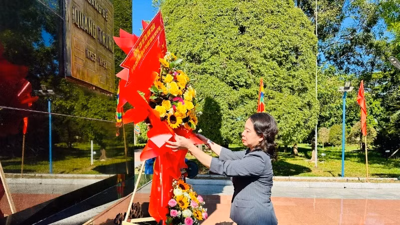 The Vice President offers flowers at the Quang Trung Museum.