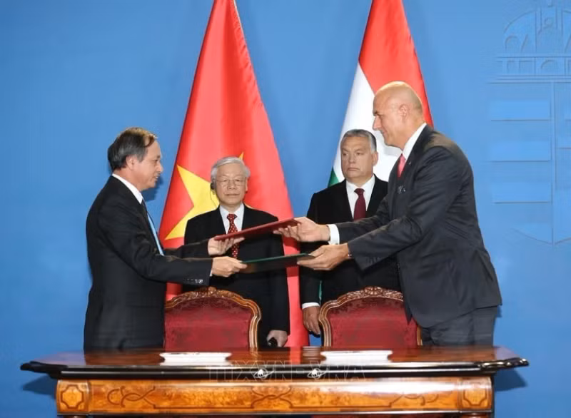 Party General Secretary Nguyen Phu Trong and Hungarian Prime Minister Viktor Orbán witness the signing ceremony of the Memorandum of Understanding between the Hungarian Water Industry Association and the People's Committee of Thanh Hoa province on the Clean Water Supply Project in Thanh Hoa province, on September 10, 2018. (Photo: VNA)