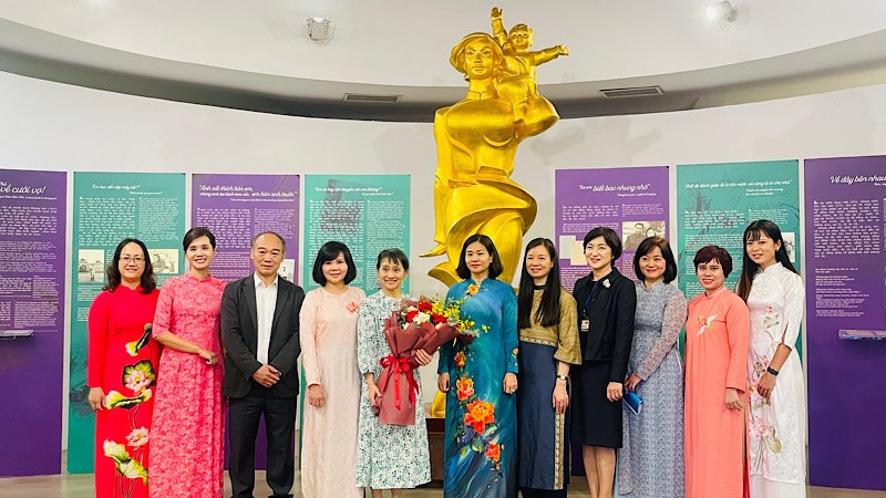 Mrs. Ishiba Yoshiko took a commemorative photo with representatives of the Vietnam Women's Union and the Vietnamese Women's Museum.