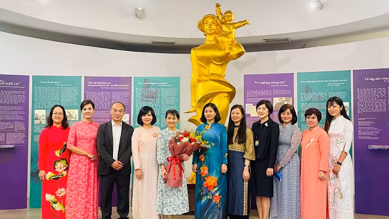 Mrs. Ishiba Yoshiko took a commemorative photo with representatives of the Vietnam Women's Union and the Vietnamese Women's Museum.