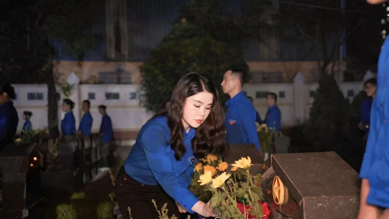 Chu Hong Minh, Member of the Central Standing Committee of the Ho Chi Communist Youth Union, Member of the Hanoi Party Committee, and Secretary of the Hanoi Youth Union, participates in activities honouring war heroes and martyrs.