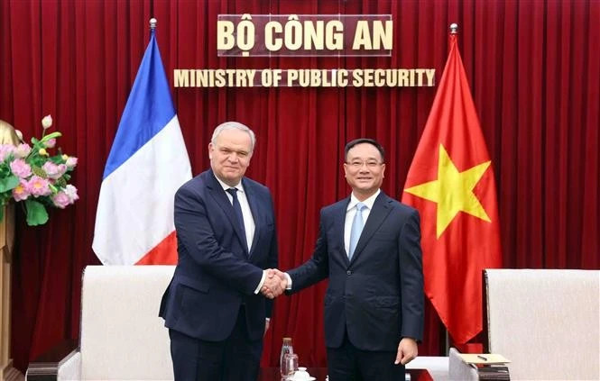 Deputy Minister of Public Security Lieutenant General Pham The Tung and French Minister attached to the Minister for the Interior François-Noël Buffet at the meeting in Ha Noi on May 27 (Photo: VNA)