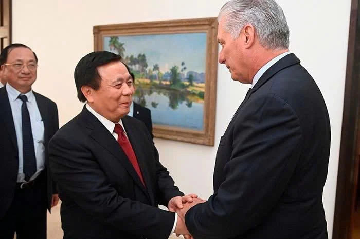 Miguel Diaz-Canel Bermudez receives Nguyen Xuan Thang. (Photo: Embassy of Viet Nam in Cuba)