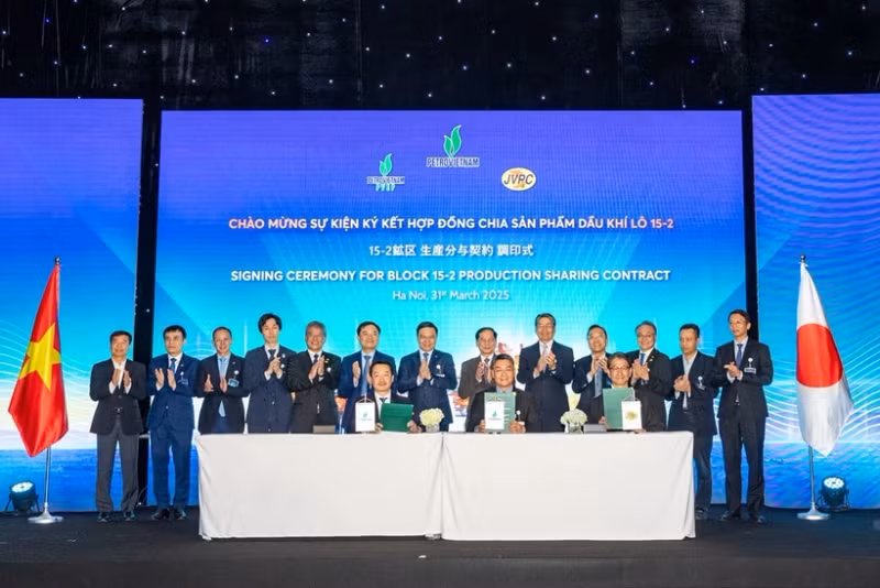 At the signing ceremony of the 25-year production sharing contract (PSC) for oil and gas exploration in Block 15-2. (Photo: VNA)