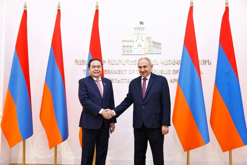 NA Chairman Tran Thanh Man (L) meets with Armenian Prime Minister Nikol Pashinyan on April 4. (Photo: VNA)