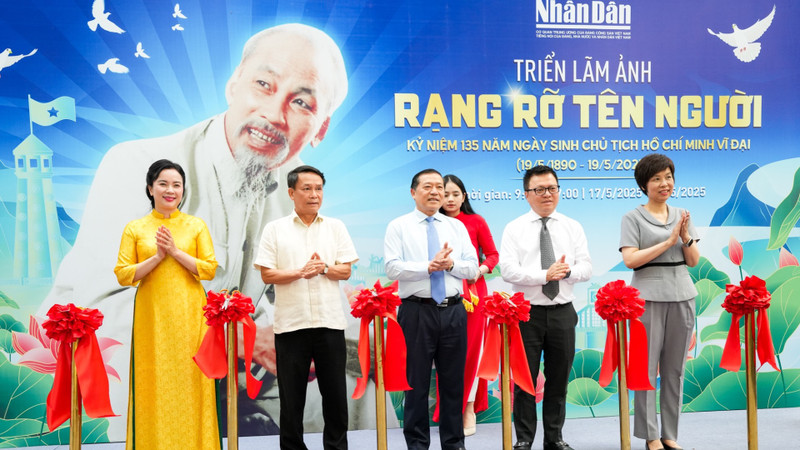 Delegates cut the ribbon to open the exhibition.