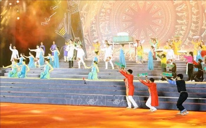 A dancing performance as part of the Culture and Tourism Week of the Ancestral Land 2025 (Photo: VNA)