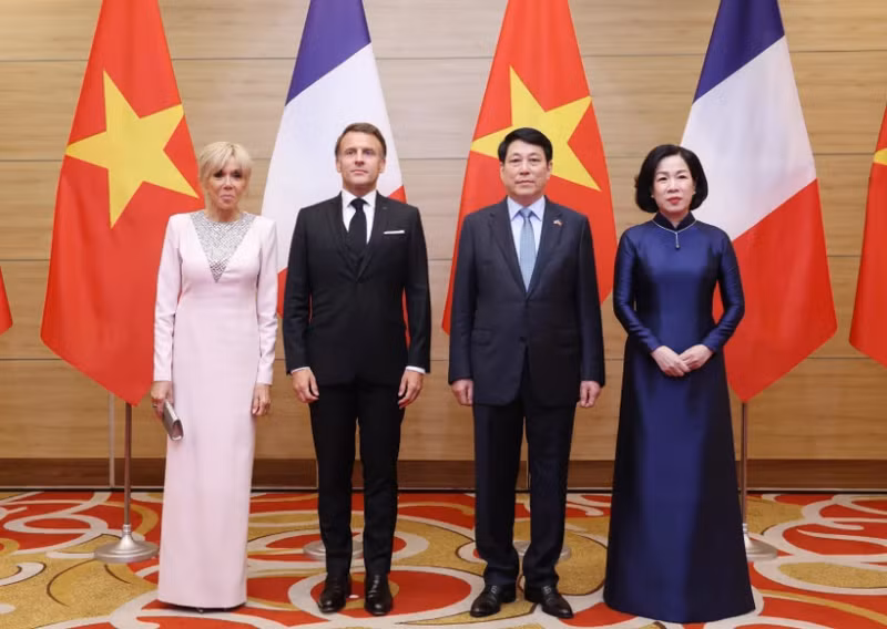 Vietnamese President Luong Cuong, his French counterpart Emmanuel Macron, and their spouses at the banquet held in honour of the French leader in Ha Noi on May 26 (Photo: VNA)