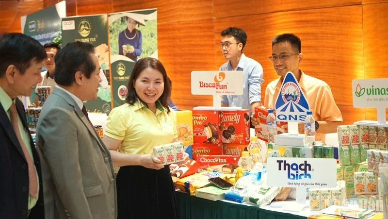 Many Vietnamese products meeting Halal standards are displayed on the sidelines of the Halal conference. (Photo: NDO)