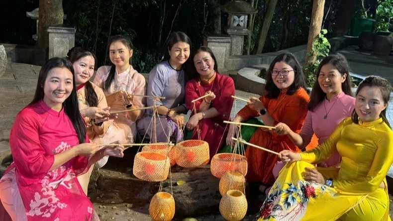 Tourists experience the Hung King Temple night tour in 2025. (Photo: NDO)