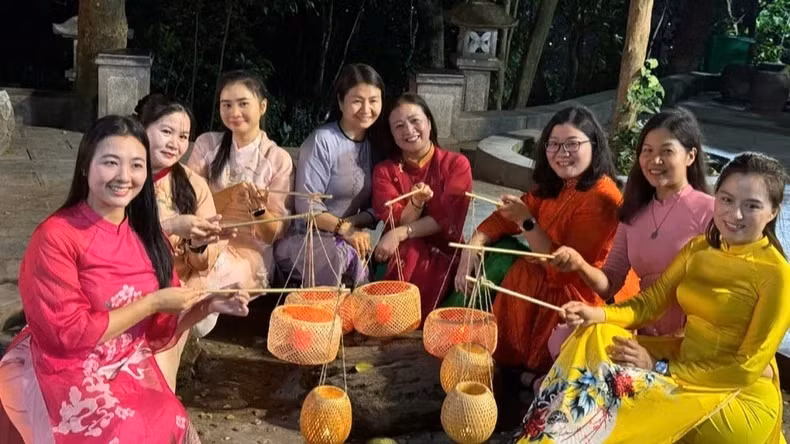 Tourists experience the Hung King Temple night tour in 2025. (Photo: NDO)