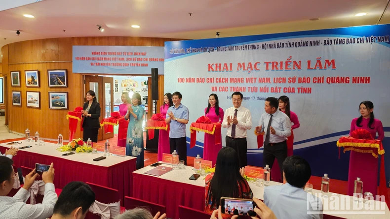 Delegates cut the ribbon to officially open the exhibition. (Photo: NDO)