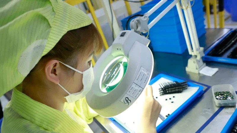 Manufacturing electronic components (Photo: VNA)