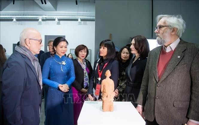 Madam Ngo Phuong Ly (second, left), spouse of General Secretary of the Communist Party of Viet Nam Central Committee To Lam, visits the V.I.Surikov Moscow State Academy Art Institute. (Photo: VNA)