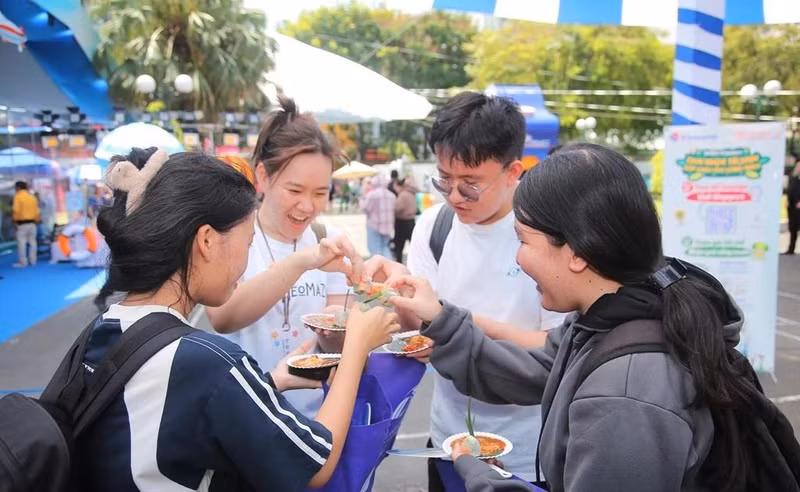 Festival-goers try local staples at Vietravel Airlines booth. (Photo: VNA)