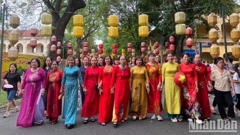 Visitors tour the Thang Long Imperial Citadel relic site.