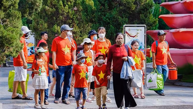 Visitors dressed in red flags with yellow stars granted free entry to Suoi Tien on April 30. (Photo: ST)