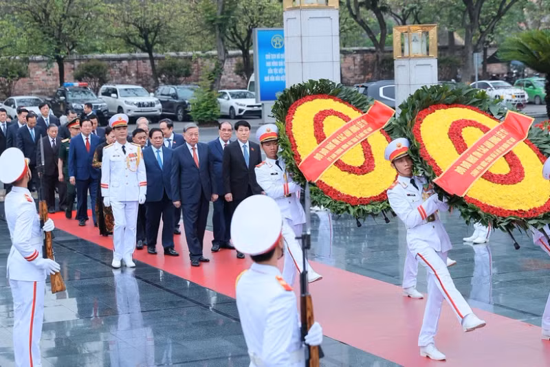 Party and State leaders lay wreaths at President Ho Chi Minh's Mausoleum on May 19 morning. (Photo: VNA)