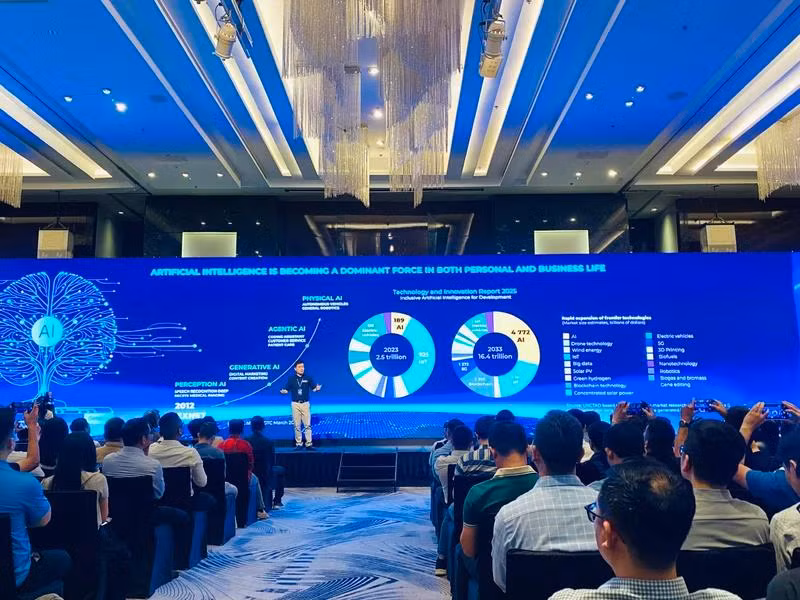 Le Ba Tan, Director of Viettel IDC, speaks at the event.