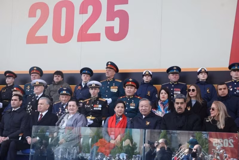 General Secretary of the Communist Party of Vietnam Central Committee To Lam (third, right, front), his spouse Ngo Phuong Ly, along with leaders of various countries, attend the military parade at the Red Square in Moscow on May 9 to celebrate the 80th anniversary of the Victory of the Great Patriotic War (May 9, 1945 – 2025) (Photo: VNA)