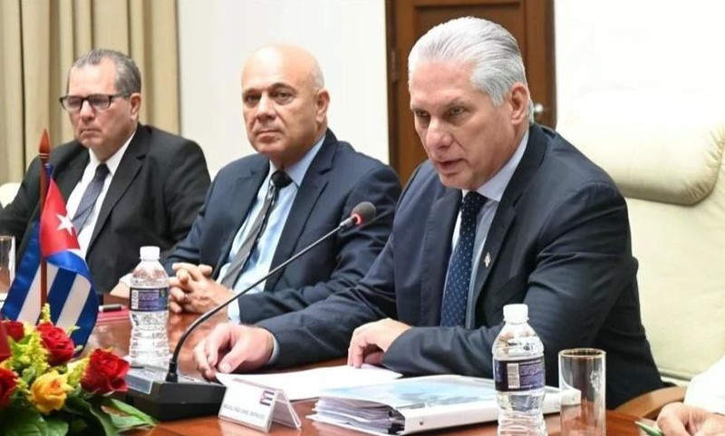 Cuban President Miguel Díaz-Canel at a meeting with a delegation of Vietnamese businesses led by the Thai Binh Group. (Photo: VNA)