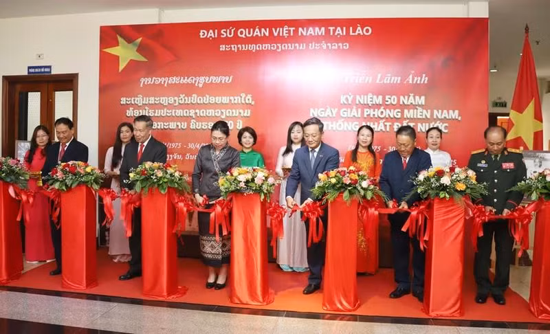 A photo exhibition commemorating the 50th anniversary of the liberation of the South and national reunification (April 30) opens in Vientiane on April 22. (Photo: VNA)