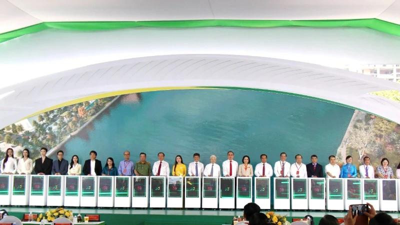 Central and Ho Chi Minh City leaders press the button to commence the construction of the pedestrian bridge over the Sai Gon River. (Photo: Quy Hien)