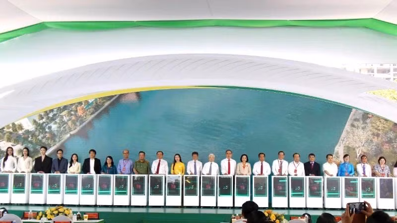 Central and Ho Chi Minh City leaders press the button to commence the construction of the pedestrian bridge over the Sai Gon River. (Photo: Quy Hien)