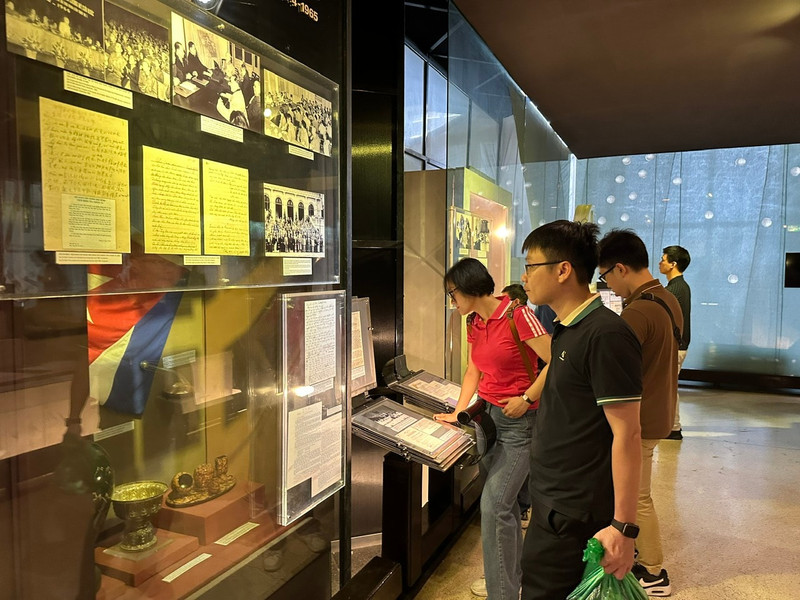 Tourists visit the Ho Chi Minh Museum. (Photo: hanoimoi.vn)