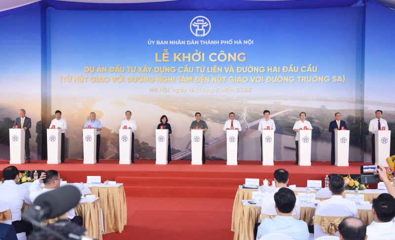 Prime Minister Pham Minh Chinh (3rd from left) at the symbolic button-pressing ceremony to kick off the construction of the Tu Lien bridge in Ha Noi on May 19. (Photo: nhandan.vn)