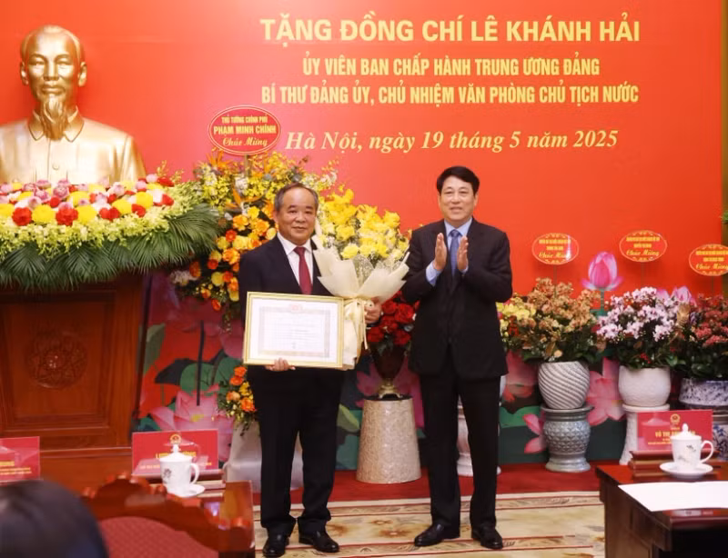State President Luong Cuong presents a 40-year Party membership badge to Le Khanh Hai, member of the Party Central Committee and head of the Presidential Office at a ceremony on May 19 in Hanoi. (Photo: VNA)