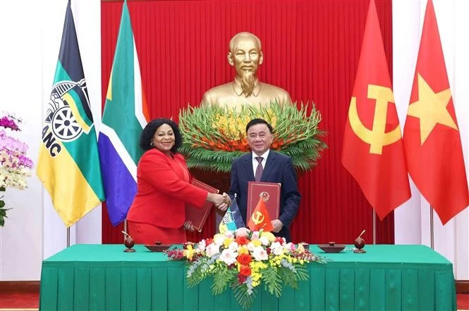 Politburo member and Permanent member of the Communist Party of Viet Nam (CPV) Central Committee’s Secretariat Tran Cam Tu (right) and First Deputy Secretary General of South Africa’s African National Congress (ANC) Nomvula Mokonyane sign the MoU on cooperation between the two Parties on May 19. (Photo: VNA)