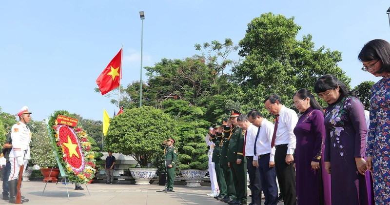 HCM City leaders pay their tributes at the Ho Chi Minh City Cemetery in Lac Canh, Thu Duc city, on April 29. (Photo: VNA)
