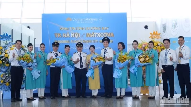 The crew of flight VN63 marks the restoration of the Ha Noi–Moscow air link.