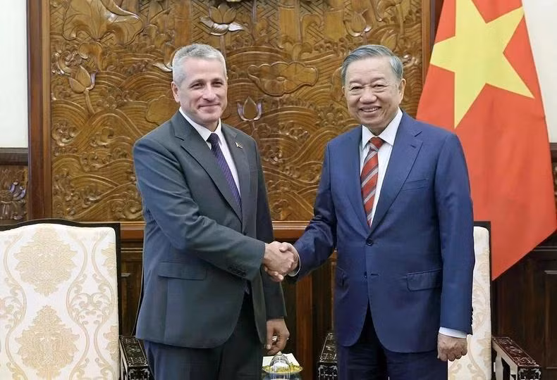 State President To Lam (right) receives Belarusian Ambassador to Viet Nam Uladzimir Baravikou on July 3, 2024. (Photo: VNA)