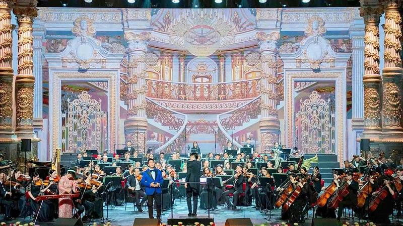 People’s Artist Quoc Hung performed the piece Viet Nam Que Huong Toi (Viet Nam, My Homeland) by composer Do Nhuan, arranged for symphony orchestra. (Photo: Organising Committee)