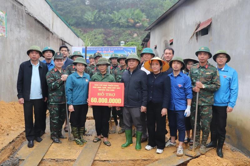 The Yen Son District Steering Committee for Eliminating Temporary and Dilapidated Houses in Tuyen Quang Province provided housing support to families in Chan Son Commune.