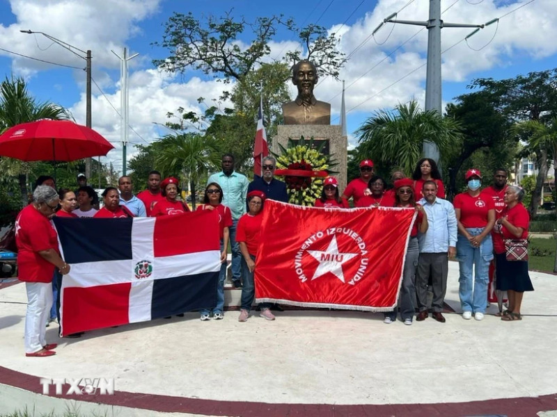 The Unified Left Movement (MIU) of the Dominican Republic lays flowers at the statue of President Ho Chi Minh at the Ho Chi Minh Square in Santo Domingo Este city, Santo Domingo province. (Photo: VNA)