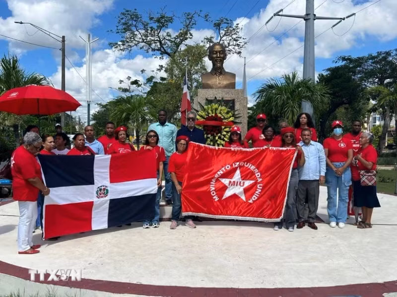 The Unified Left Movement (MIU) of the Dominican Republic lays flowers at the statue of President Ho Chi Minh at the Ho Chi Minh Square in Santo Domingo Este city, Santo Domingo province. (Photo: VNA)