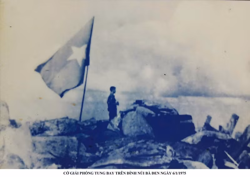 The liberation flag flying atop Ba Den Mountain on January 6, 1975 (Documentary photo)