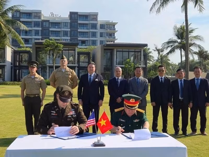 The signing ceremony for the handover of the remains. (Photo: VNA)
