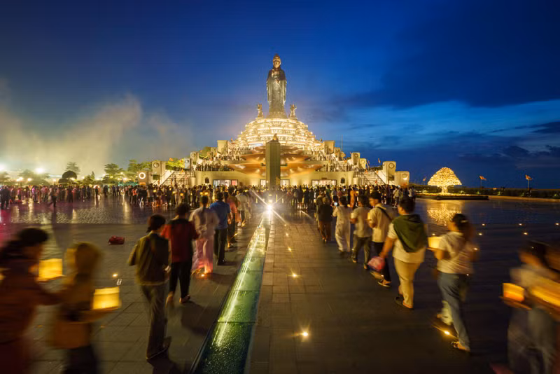 Candle-offering ceremony held on Saturday evenings at the summit of Ba Den Mountain (Photo: Sun World Ba Den Mountain)