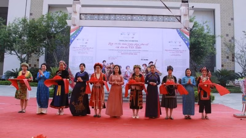 The ribbon-cutting ceremony marks the official opening of the display of ethnic minority costumes and the introduction of the book “Journey: The radiant costumes of Vietnamese ethnic minority women”.
