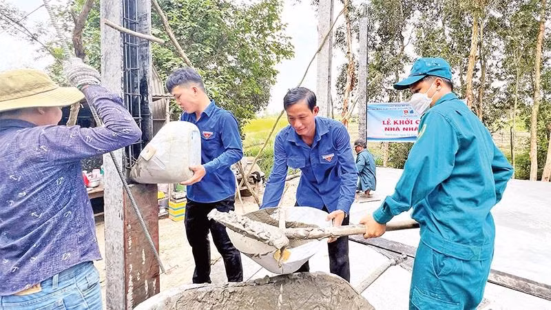Many organisations in Thanh Hoa District, Long An Province, help residents eliminate inadequate houses.