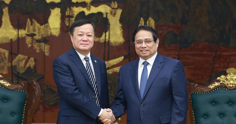 Prime Minister Pham Minh Chinh (R) receives Chairman of the Commercial Aircraft Corporation of China, Ltd. (COMAC) He Dongfeng in Hanoi on April 14. (Photo: VNA)